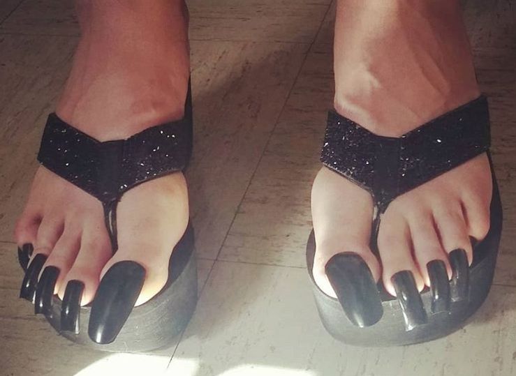 Cel mai nou trend &icirc;n materie de pedichiură: unghiile false lungi! Modelele care fac furori pe Instagram