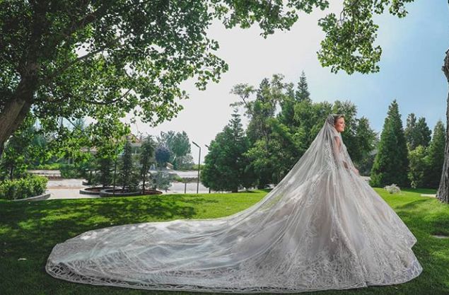 O nuntă ca &icirc;n povești: designerul Elie Saab și-a &icirc;nsurat fiul, iar mireasa a avut patru rochii de vis