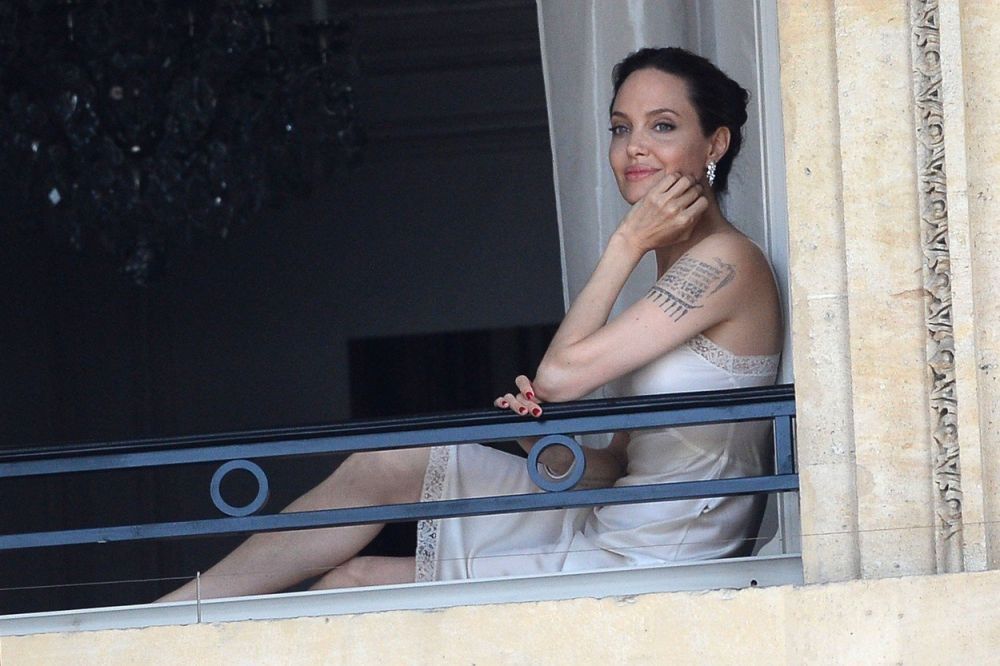 Angelina Jolie, &icirc;ntr-o ținută care i-a făcut pe fani să se uite de două ori