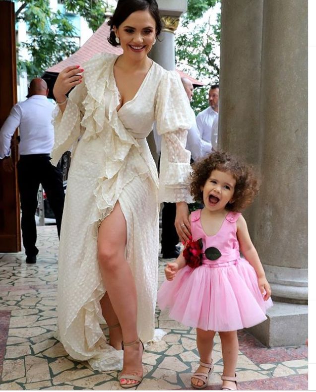 Cristina Șișcanu, la plajă alături de fiica ei, &icirc;n costume de baie identice