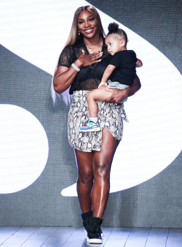 Serena Williams, cu fetița ei de 2 ani pe catwalk. Cum a pozat la Săptăm&acirc;na Modei de la New York