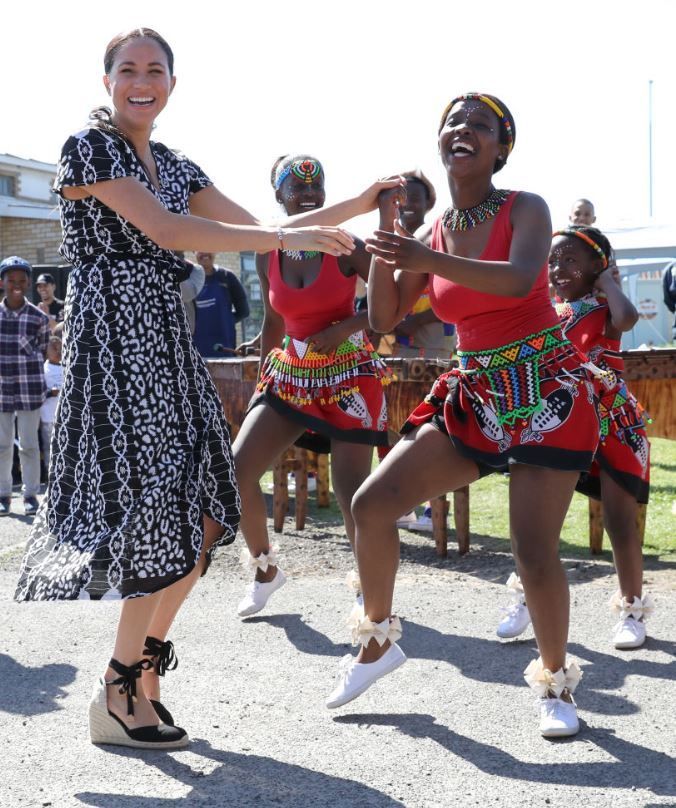 VIDEO Meghan Markle a dansat pe ritmuri africane &icirc;n Cape Town. Ce reacție a avut prințul Harry