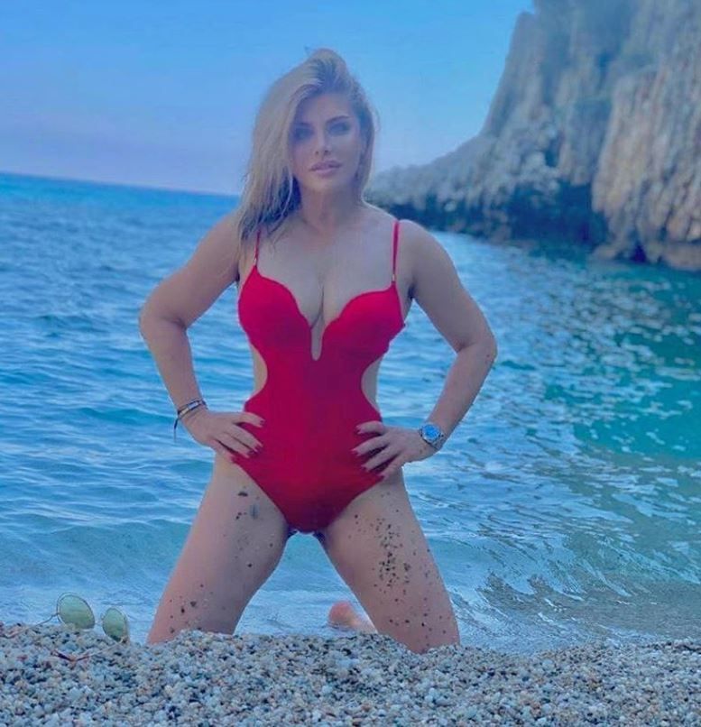Loredana Groza, sexy &icirc;n bikini la 49 de ani. &bdquo;Poți ține șosetele pe tine&rdquo;