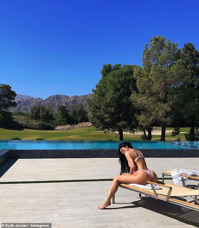 Kylie Jenner, forme incredibil de sexy &icirc;n costum de baie. Cum a pozat la piscină