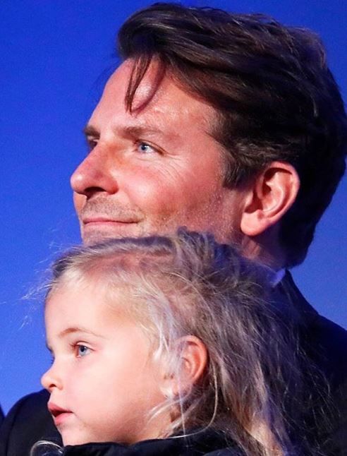 Prima apariţie pe &bdquo;covorul roşu&rdquo; pentru Bradley Cooper şi fiica sa de 2 ani. Cum arată micuța&nbsp; Lea de Seine