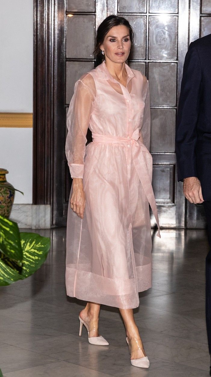 Regina Letizia, &icirc;ntr-o rochie roz divină. Cum arată ținuta