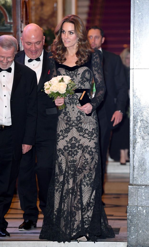 Kate Middleton, strălucitoare &icirc;ntr-o rochie neagră de dantelă