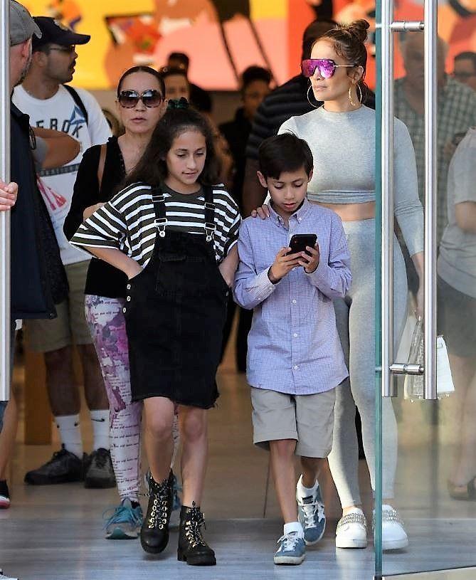 Cum arată gemenii de 11 ani ai lui Jennifer Lopez, care la naștere i-au adus actriței 6 milioane de dolari