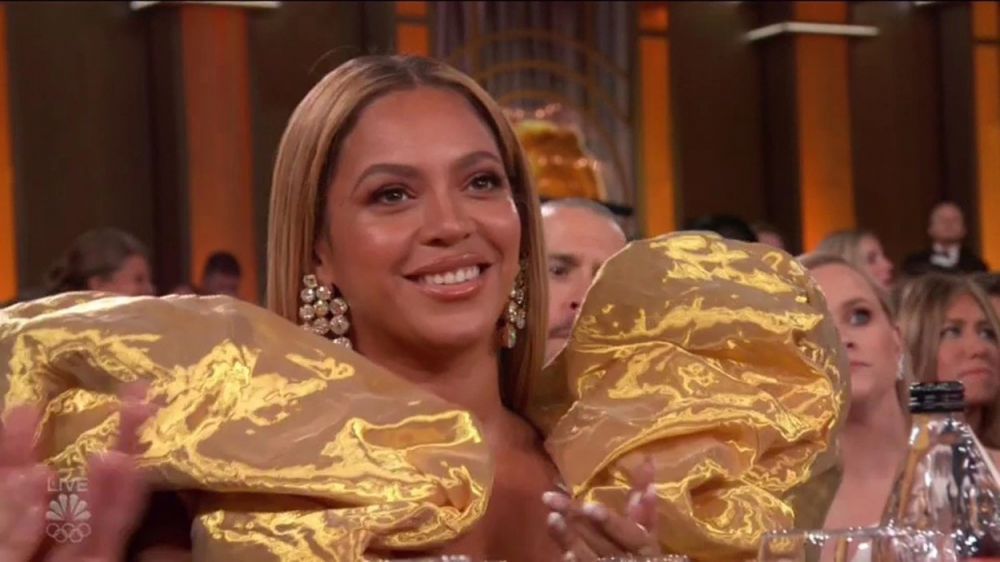 Beyonce, cu un super decolteu la Globurile de Aur! Artista a atras toate privirile