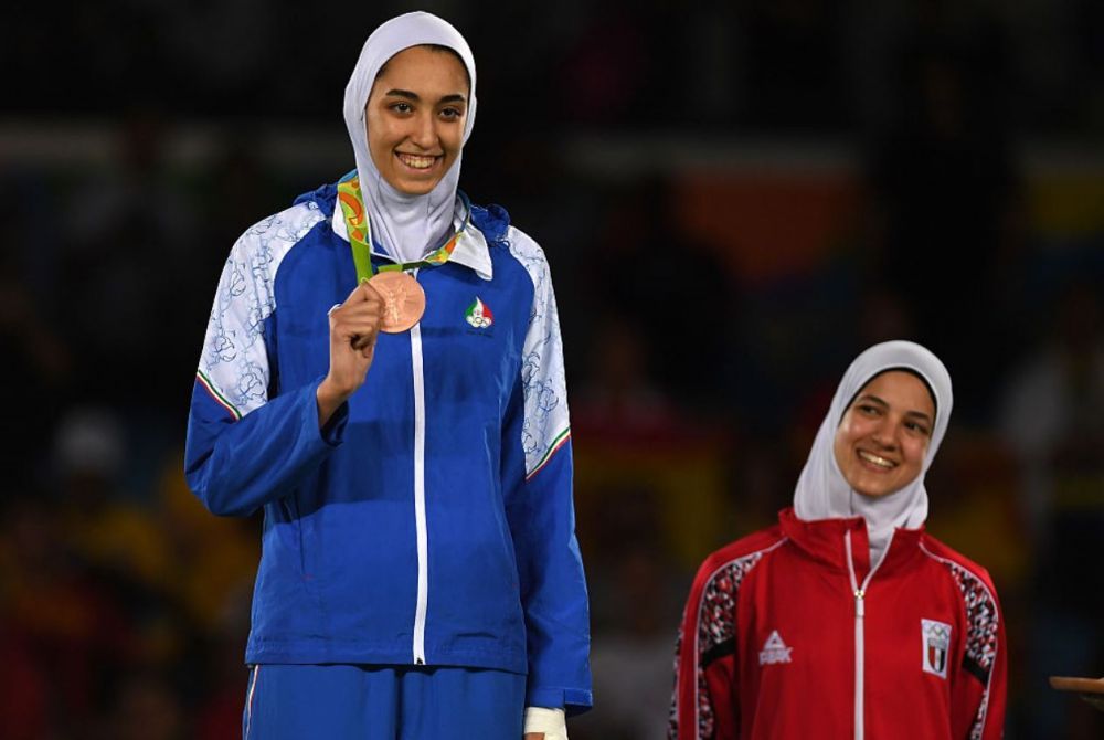 Singura femeie din Iran medaliată la Olimpiadă a fugit din țară. Unde s-a refugiat Kimia Alizadeh