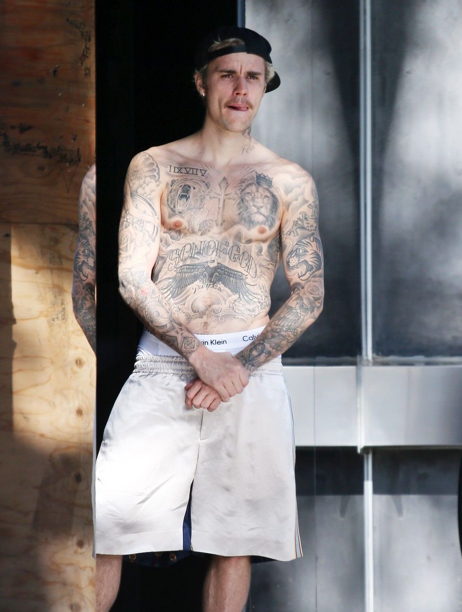 Justin Bieber, surprins la bustul gol &icirc;n Los Angeles! Ce făcea artistul?