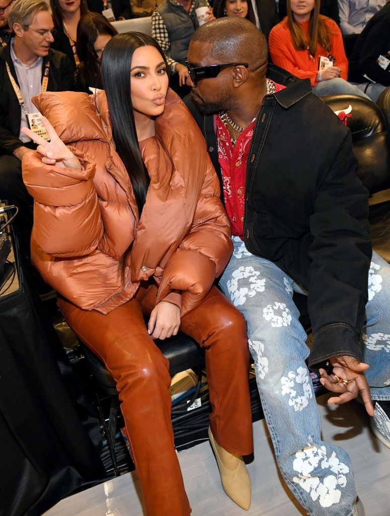 VIDEO Kim Kardashian şi-a sărutat soţul &icirc;n public. Reacţie ciudată a lui Kanye West