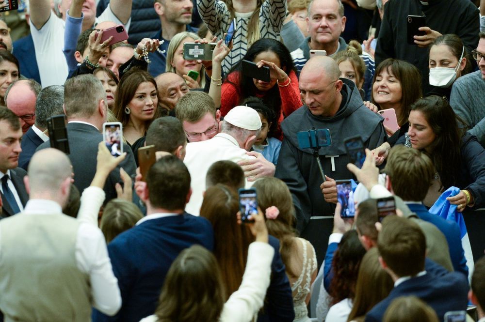 Papa Francisc s-a &icirc;mbolnăvit, la o zi după ce s-a arătat solidar cu persoanele cu coronavirus