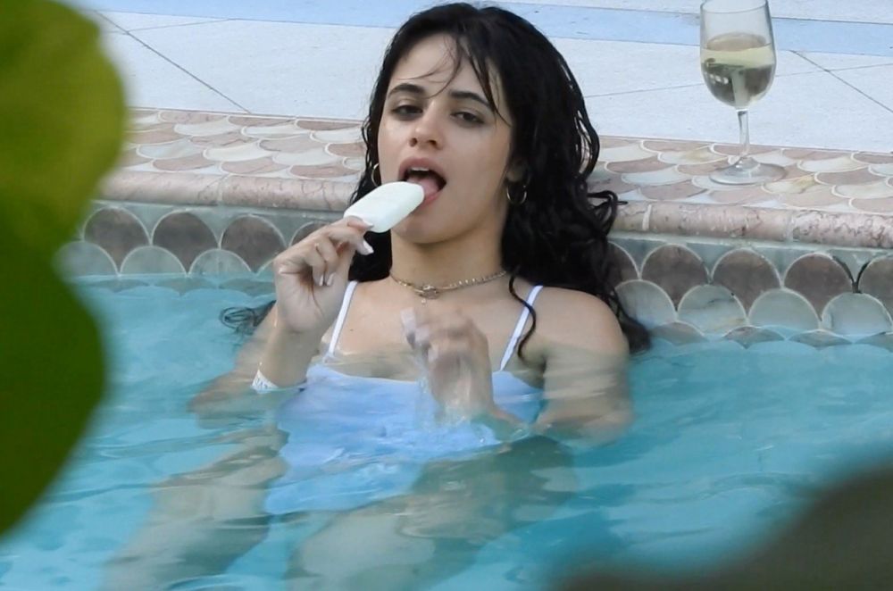 Camila Cabello, prima poză nud pe Instagram, cu ocazia &icirc;mplinirii a 23 de ani