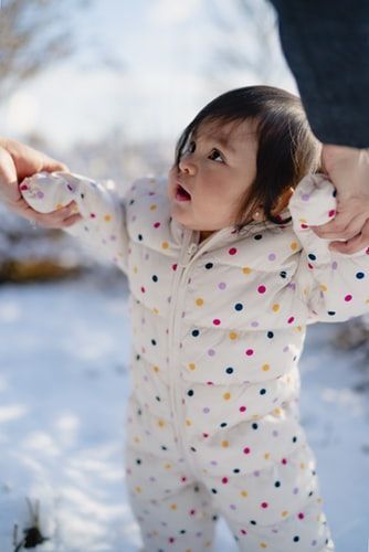 Cum să petreci alături de copilul tău momente la superlativ &icirc;n iarna care a mai rămas: de la săniuță la construirea unui om de zăpadă
