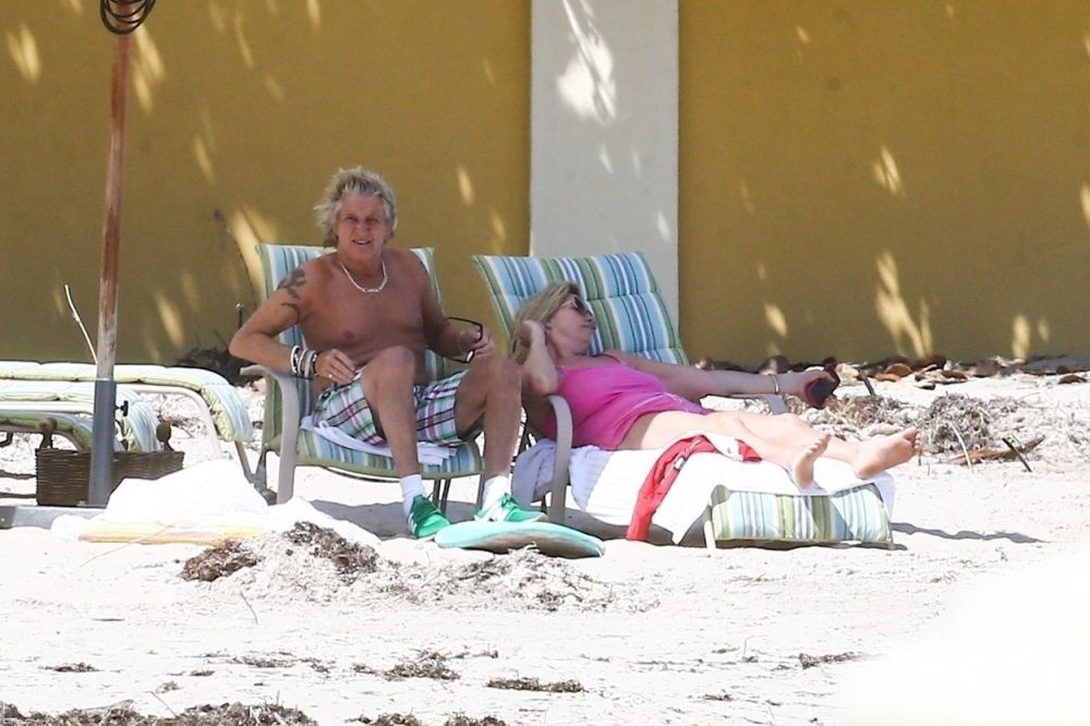 Rod Stewart, la plajă cu soția fotomodel. La 75 de ani, artistul nu se teme de coronavirus