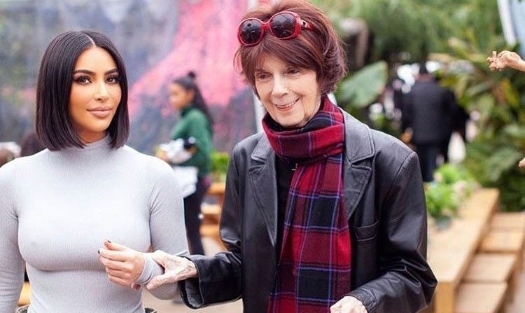 Bunica lui Kim Kardashian arată impecabil la 85 de ani. Ce minuni poate face machiajul!