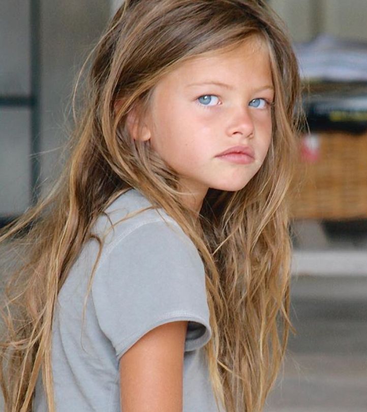 &rdquo;Cea mai frumoasă fetiță din lume&rdquo; a devenit o t&acirc;nără &icirc;nc&acirc;ntătoare. Cum a fost surprinsă pe străzile din Saint Tropez