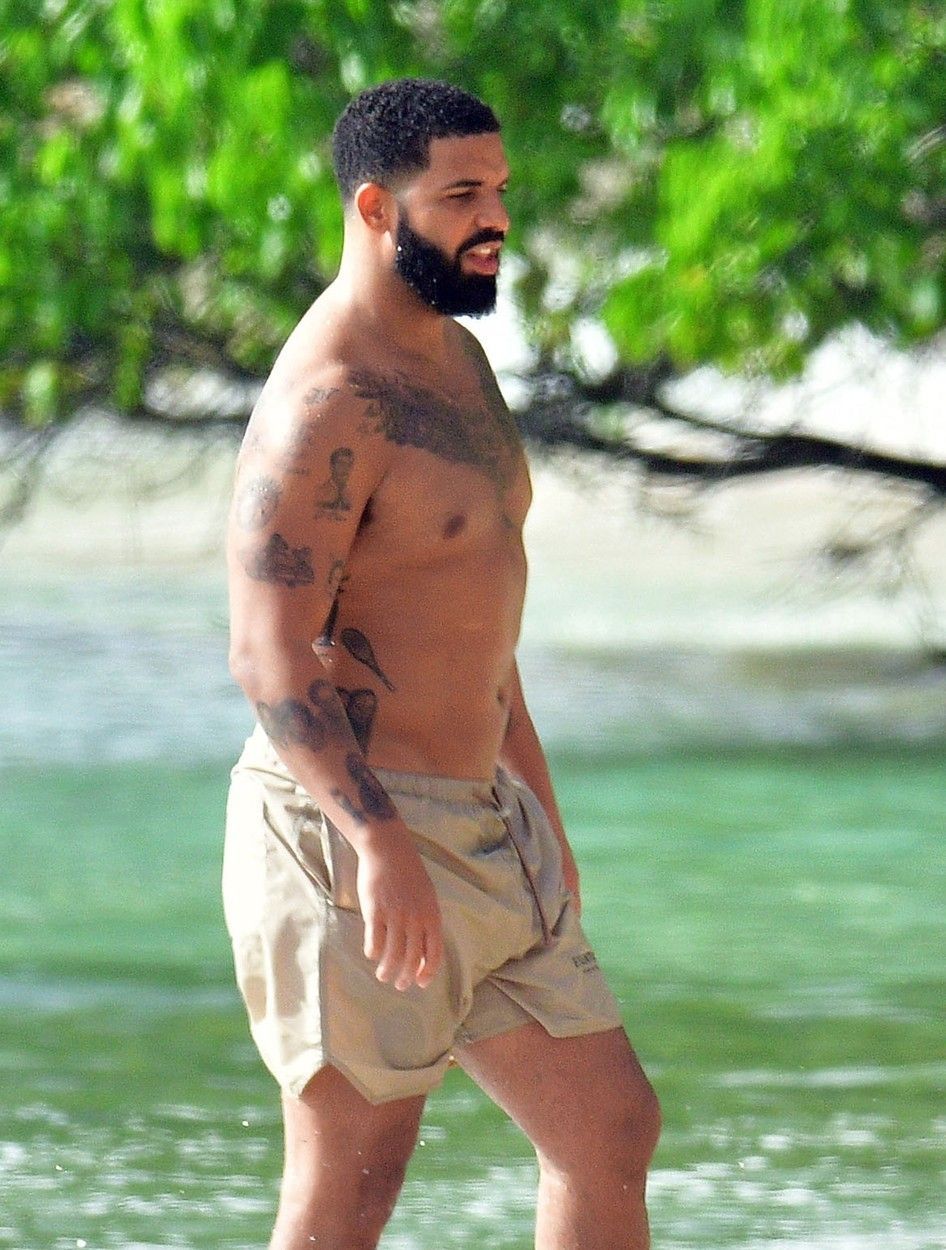 Distanțare socială zero pe spatele lui Drake :) Cine sunt oamenii &ldquo;&icirc;nghesuiți&rdquo; de artist &icirc;n semn de prețuire pe spatele lui