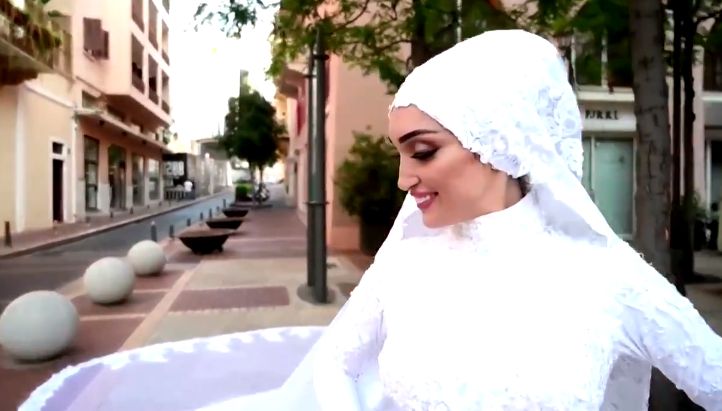 Ea este miresa care aproape a fost spulberată &icirc;n timp de făcea pozele de nuntă de explozia din Beirut. Povestea ei te va face să lăcrimezi