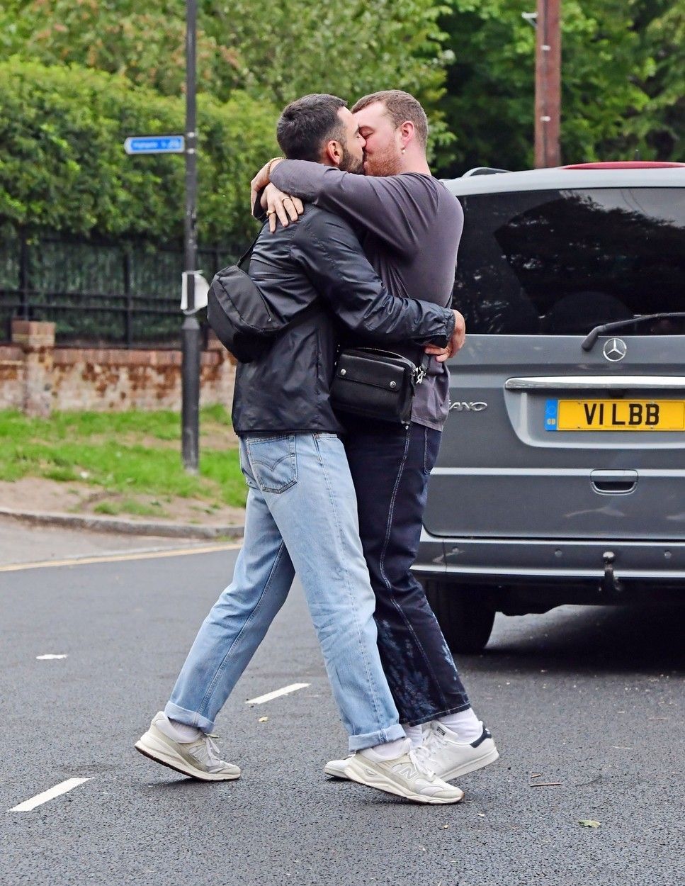 Sam Smith, plimbare romantică alături de noul iubit pe străzile din Londra. Cei doi au fost surprinşi făc&acirc;nd schimb de gesturi tandre