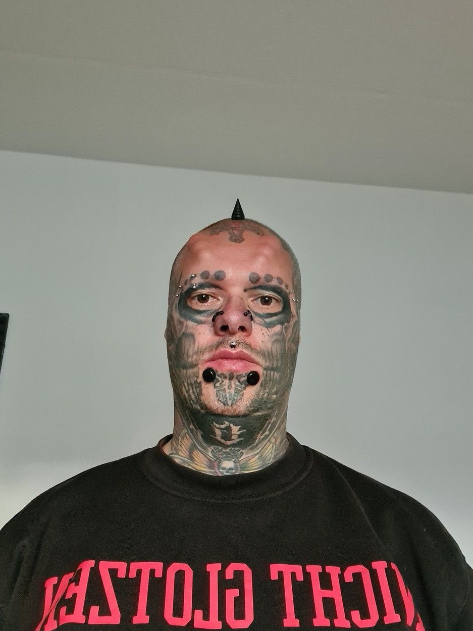 Așa arăta &icirc;nainte să &icirc;și taie urechile și să se acopere cu tatuaje și piercinguri. Cum arată acum acest bărbat este greu de imaginat