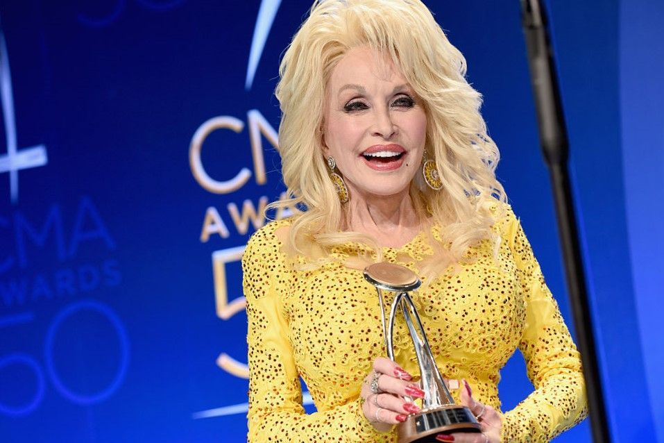 Dolly Parton vrea să apară &icirc;n Playboy la 75 de ani. &bdquo;O voi face dacă va ieși ceva cu bun gust&rdquo;