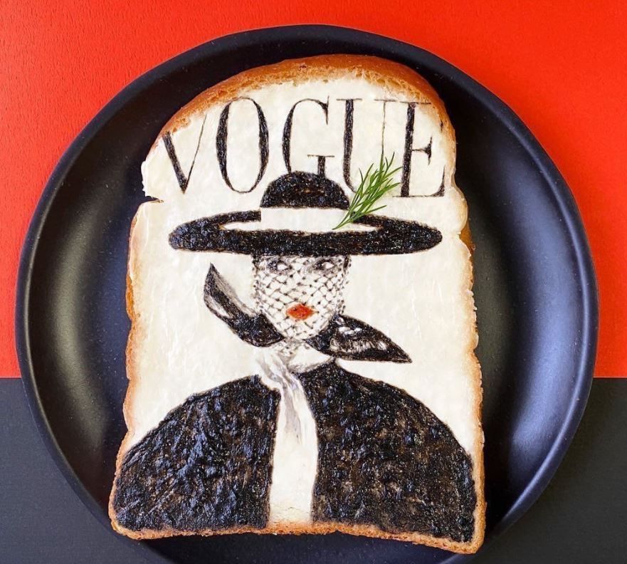 O artistă din Japonia a cucerit Instagramul cu operele sale de artă realizate pe p&acirc;ine prăjită