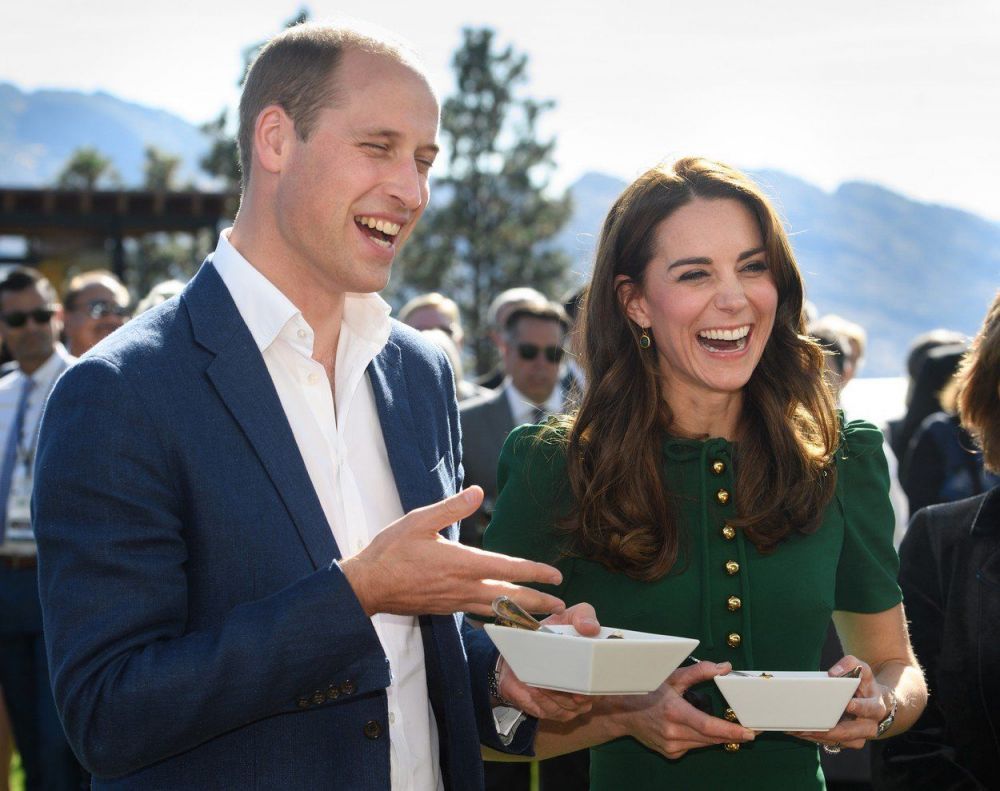 Prințul William, viral pe net după ce a fost surprins uit&acirc;ndu-se &icirc;n vitrina unui fast-food
