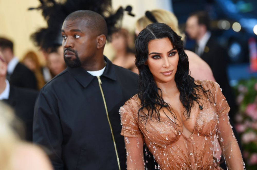 Kim Kardashian a primit un cadou pe care &icirc;l va ține minte toată viața. Kanye i l-a dăruit pe tatăl ei decedat, sub formă de hologramă