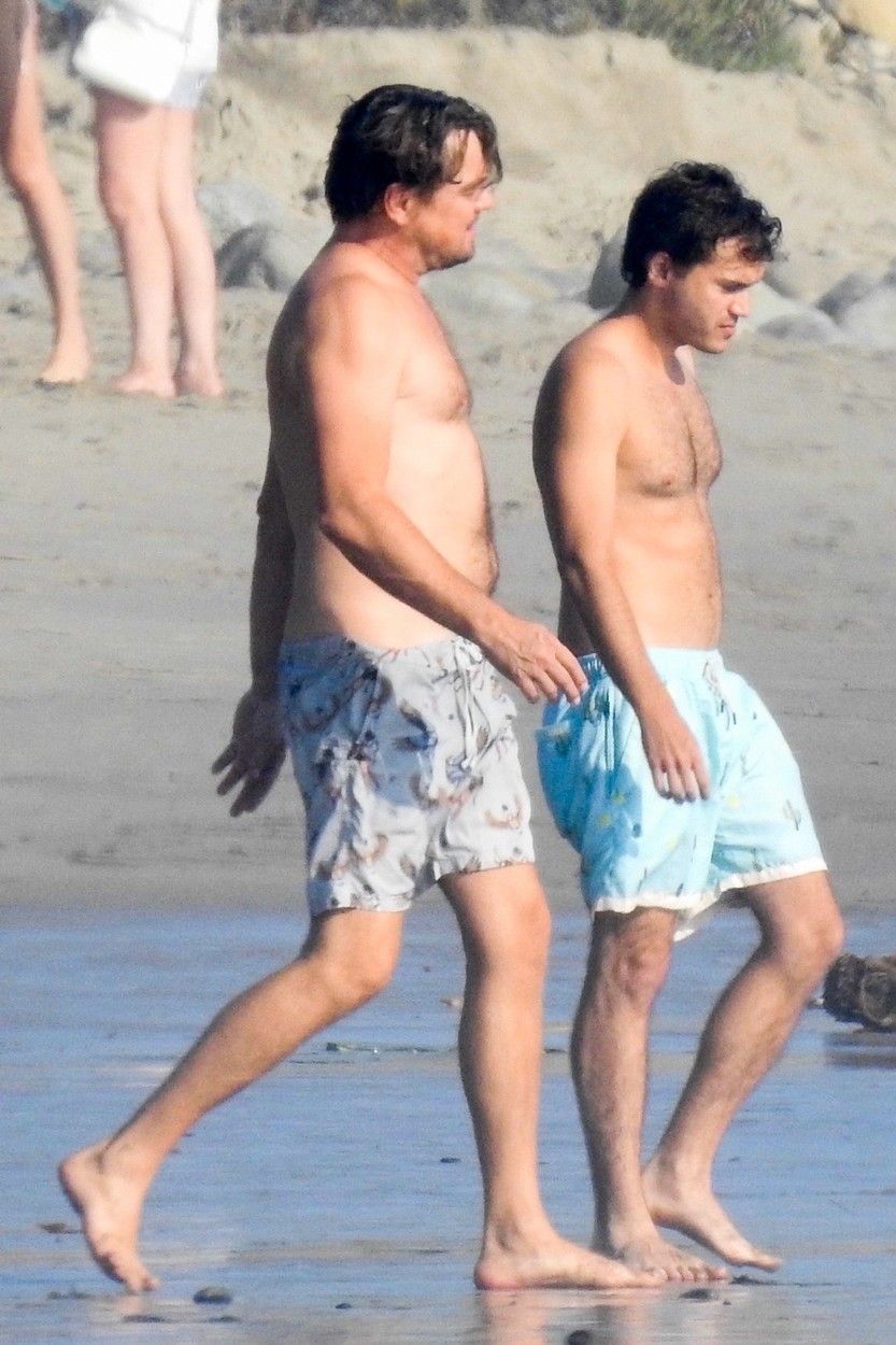 Leonardo DiCaprio, cu băieții la plajă &icirc;n Malibu. Starul din &bdquo;Lupul de pe Wall Street&rdquo; a făcut burtă