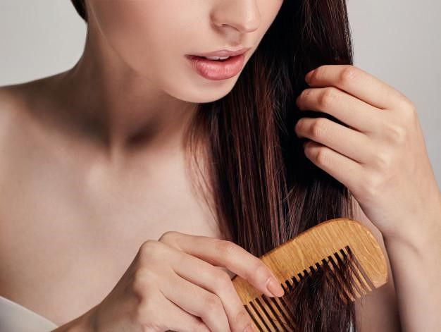 (P) Căderea părului &ndash; Cauze și ce suplimente te ajută să &icirc;ntărești fibra capilară