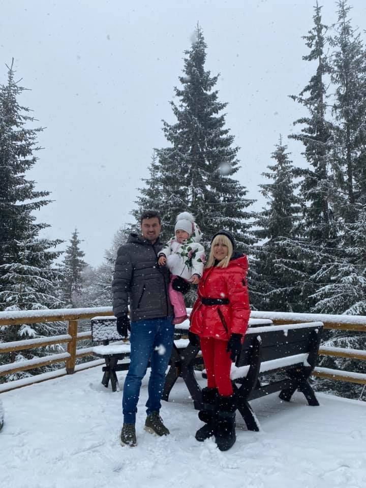 Elena Udrea, poză rară alături de iubit și fiica lor, Eva Maria. Cei trei au petrecut Crăciunul la munte