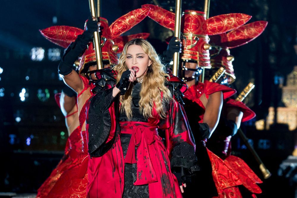 Madonna, divă și c&acirc;nd călătorește cu autobuzul &icirc;n Africa. Ce a făcut artista &icirc;n Malawi