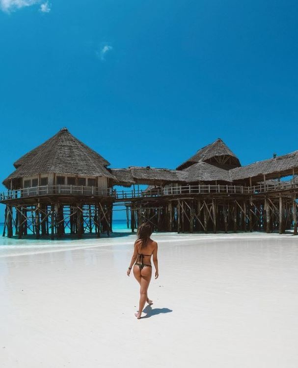 Mira, apariție senzuală pe plajele din Zanzibar! Artista și-a etalat silueta fără cusur