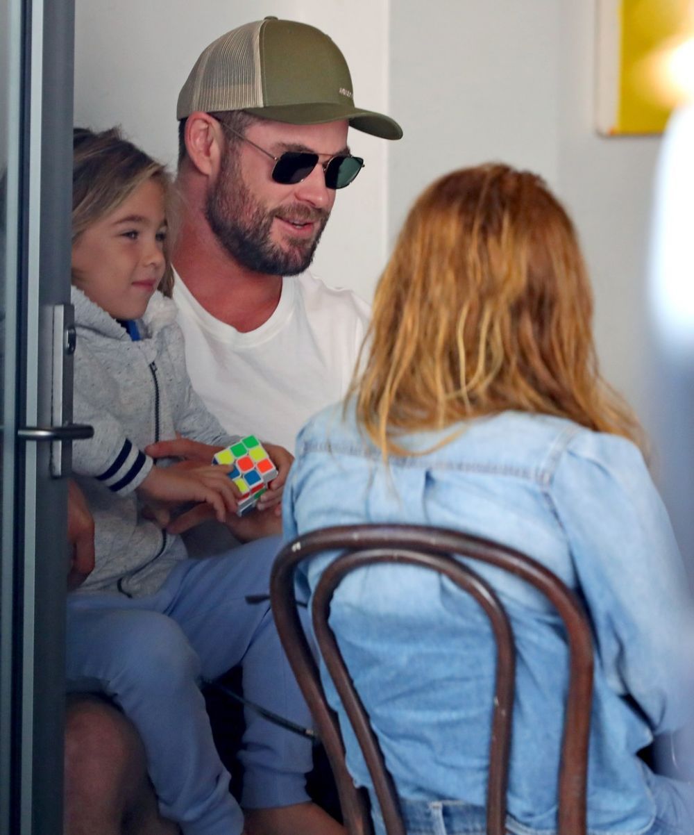 Chris Hemsworth, surprins alături de copii &icirc;ntr-o cafenea din Sydney. Cum a fost fotografiat actorul