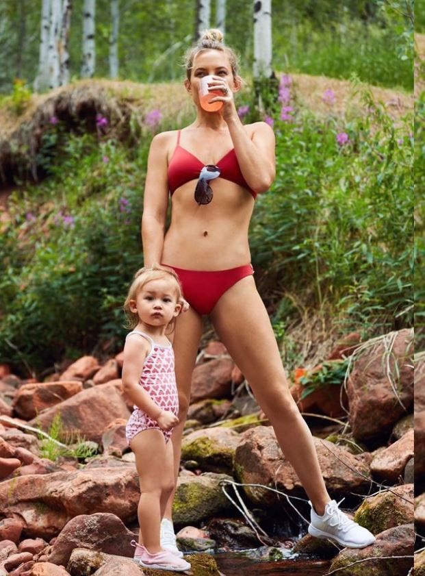 Cum arată Kate Hudson &icirc;n costum de baie, la 42 de ani și după trei sarcini