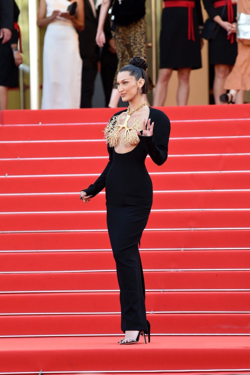 Bella Hadid, apariție hipnotizantă pe covorul roșu la Cannes