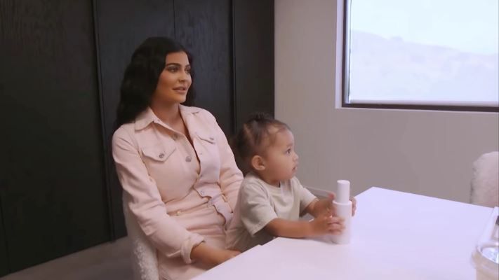 La 3 ani, fiica lui Kylie Jenner are propriul ei birou la Kylie Cosmetics