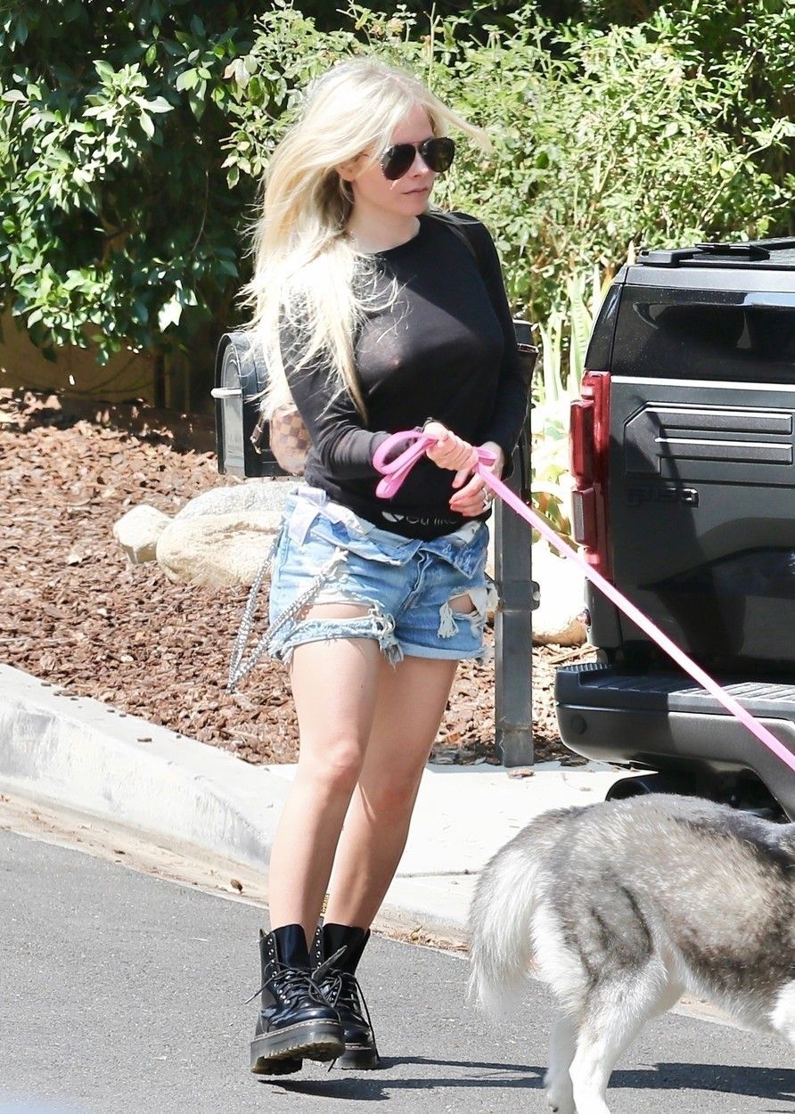 Avril Lavigne, apariție incendiară pe stradă! Și-a &bdquo;uitat&rdquo; sutienul acasă, iar bluza mulată i-a scos &icirc;n evidență formele