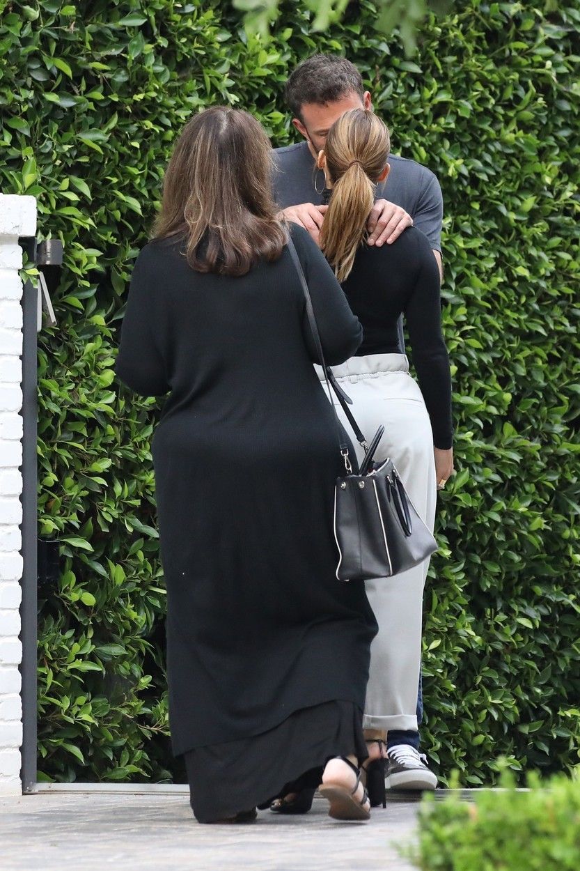Jennifer Lopez și Ben Affleck, gest romantic pe stradă! Cum i-au surprins paparazzi