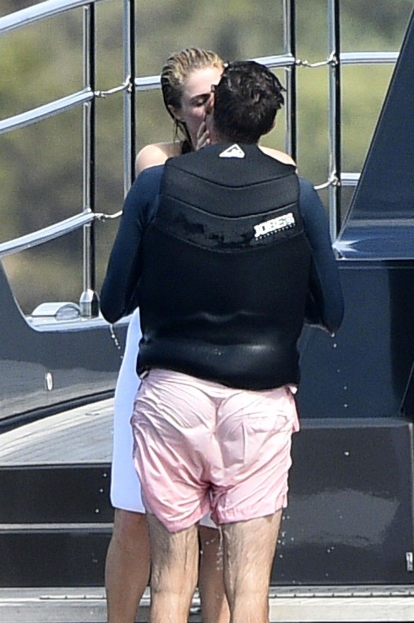 Paris Hilton și partenerul ei, fotografiați pe yacht de paparazzi! Cum au fost surprinși