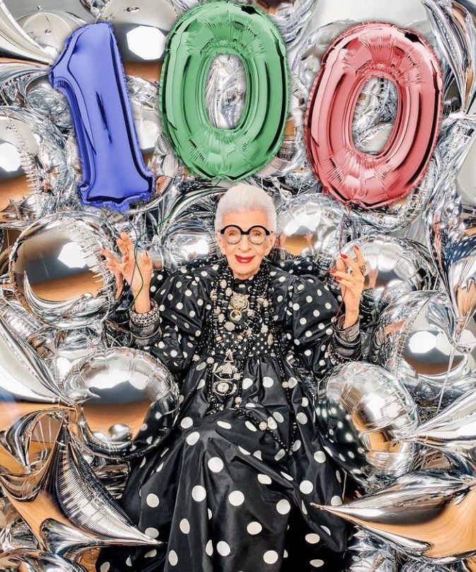 Ea este cea mai trendy bătr&acirc;nică din lume! Fashion icon-ul Iris Apfel a &icirc;mplinit 100 de ani