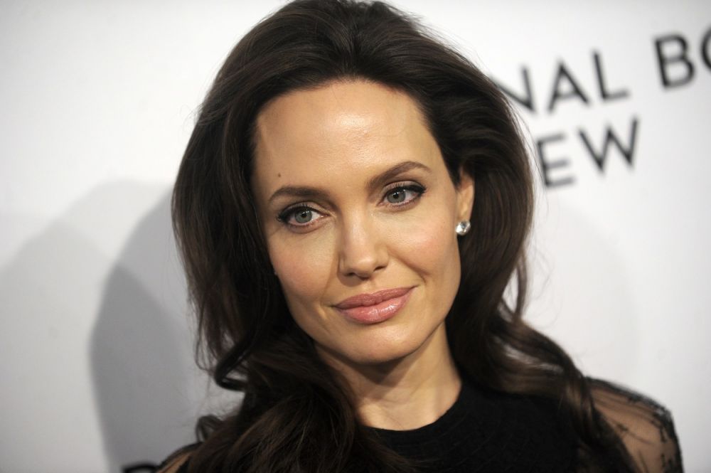 Angelina Jolie, surprinsă la cumpărături alături de una dintre fiicele ei! Cum a fost fotografiată actrița
