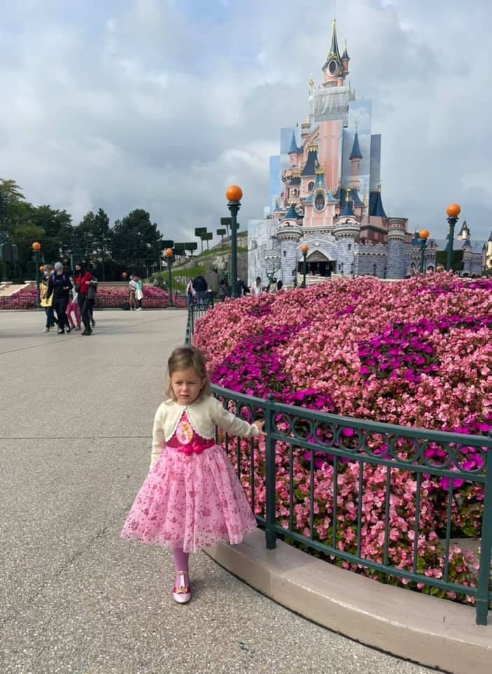 Fiica Elenei Udrea a &icirc;mplinit 3 ani. Părinții au sărbătorit-o la Disneyland Paris
