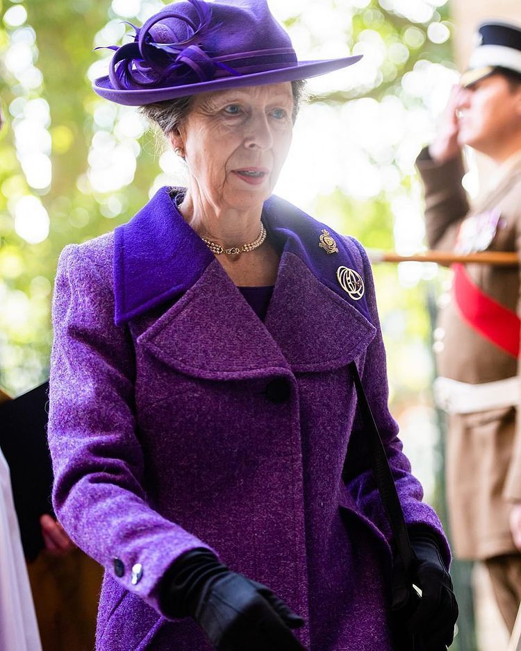Regina Elisabeta a II-a a Marii Britanii a apărut &icirc;n baston la un eveniment public. Majestatea Sa a fost &icirc;nsoțită de Prințesa Anne
