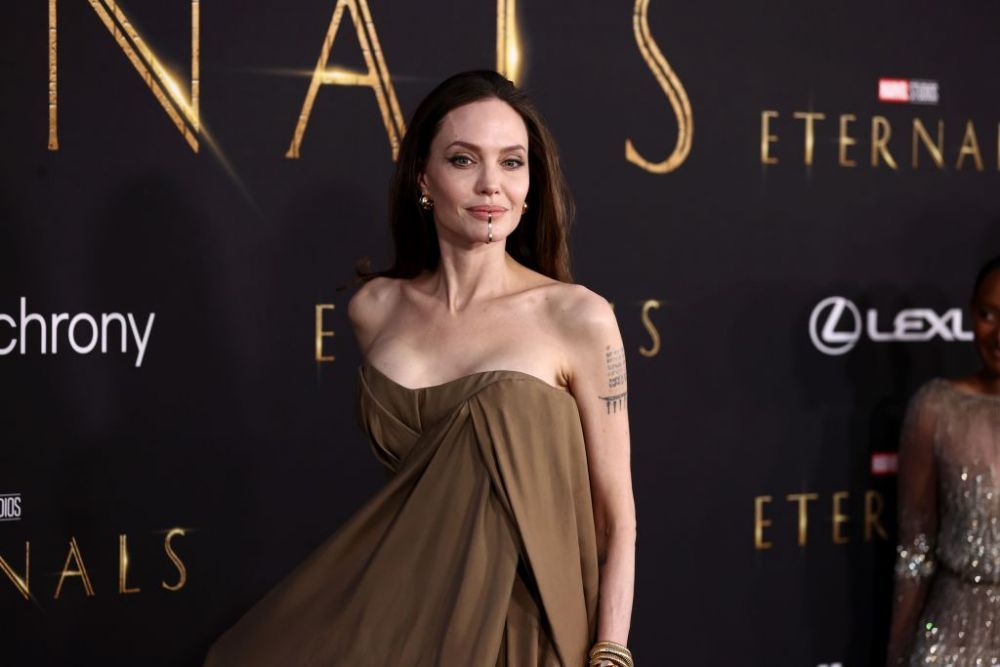 Angelina Jolie, apariție desprinsă din cărțile S.F la premiera filmului The Eternals! Și fiica Zahara a purtat o rochie specială&nbsp;