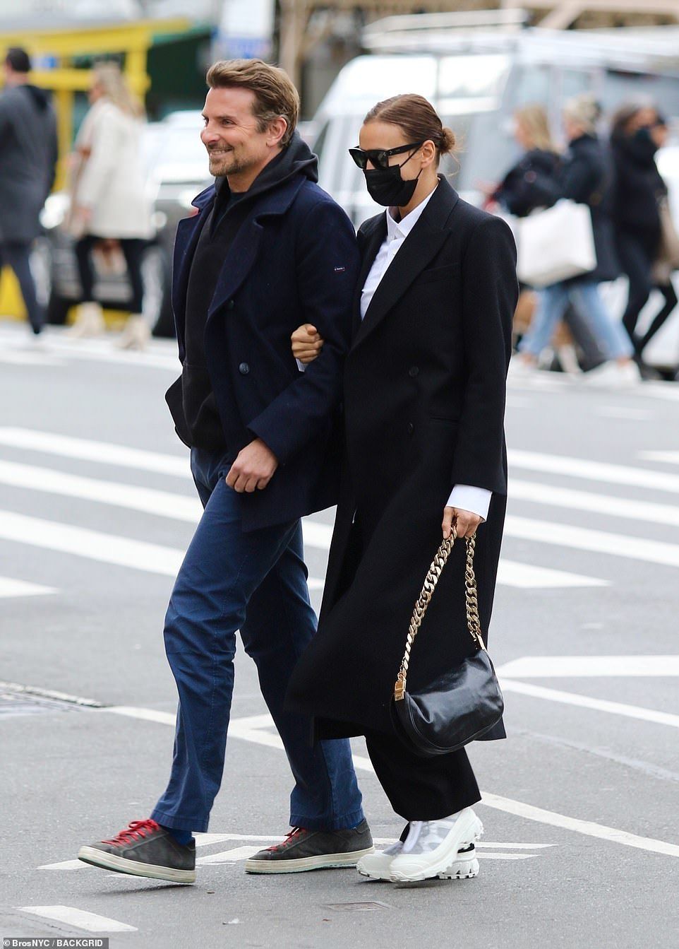 Irina Shayk și Bradley Cooper, din nou &icirc;mpreună? S-au plimbat pe străzile din New York ca doi &icirc;ndrăgostiți&nbsp;