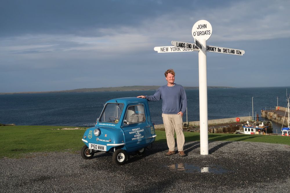Un britanic călătorește &icirc;n scop caritabil cu cea mai mică mașină din lume