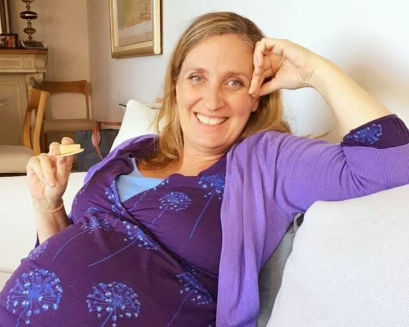 O mamă singură a născut gemeni la 50 de ani, după ce a cheltuit 40.000 de lire sterline pentru fertilizarea in vitro